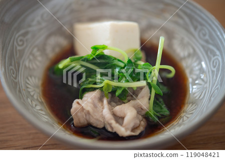 Eat pork shabu-shabu with ponzu sauce 119048421