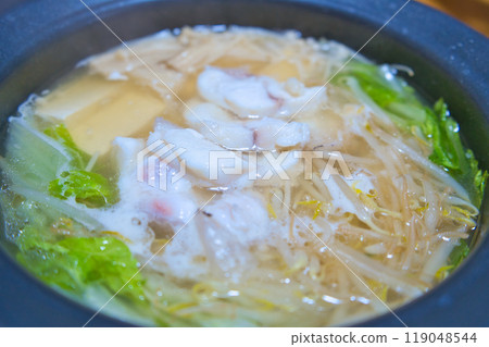 瑪哈塔火鍋周圍的餐桌 119048544