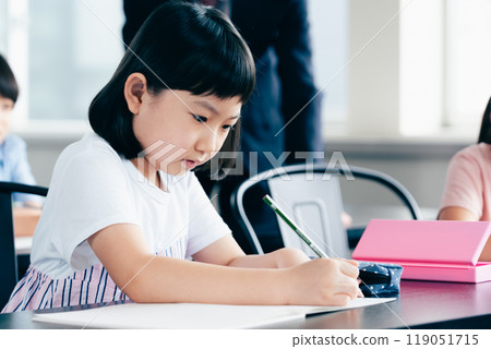 在補習班學習的小學生 119051715