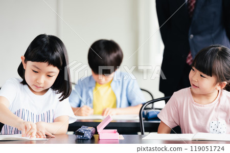 在補習班學習的小學生 119051724