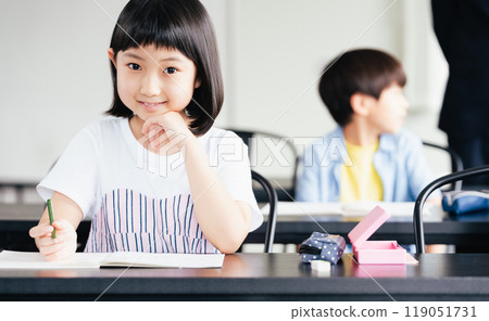 在補習班學習的小學生 119051731