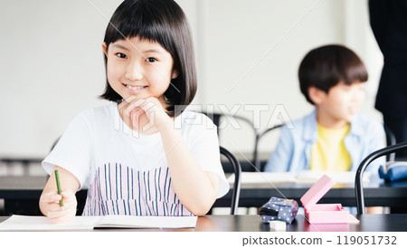 Elementary school students studying at a cram school Elementary school students studying at a cram school 119051732