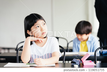 在補習班學習的小學生 119051735