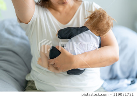 家庭主婦因一次手術而極度疲憊 119051751