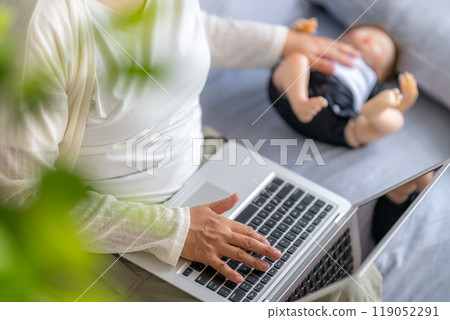 A housewife who continues to work remotely while raising her child even after giving birth 119052291