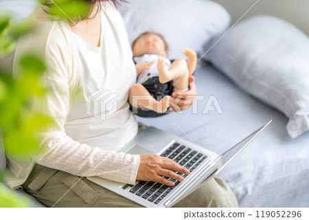 A housewife who shares her child-rearing blog with her mommy friends A housewife who shares her child-rearing blog with her mommy friends 119052296