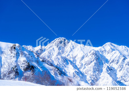 [Snowy mountain material] Snowfields and Takeda diamonds appearing on Mt. Goryu in winter [Nagano Prefecture] 119052386