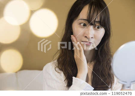 美容後照鏡子的年輕女子 美容後照鏡子的年輕女子 119052470