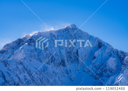 [Snowy mountain material] Backlit Mt. Kashima Yarigatake seen from the Kotomi ridge [Nagano Prefecture] 119052488