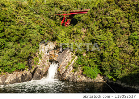 Toroki瀑布,瀑布盆地位於海中,屋久島,阿爾卑斯山近海(秋季) Toroki瀑布,瀑布盆地位於海中,屋久島,阿爾卑斯山近海(秋季) 119052537