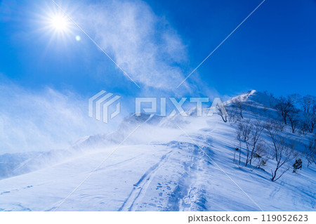 [Snowy mountain material] Drifting snow running through the ridgeline of Kotomi Ridge [Nagano Prefecture] 119052623
