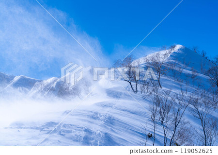 [Snowy mountain material] Drifting snow running through the ridgeline of Kotomi Ridge [Nagano Prefecture] 119052625