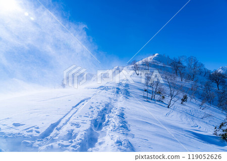 [Snowy mountain material] Drifting snow running through the ridgeline of Kotomi Ridge [Nagano Prefecture] 119052626