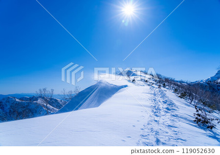 [雪山素材]穿越琴美嶺和山脊線的暴風雪[長野縣] 119052630