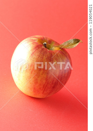 Single photo of an apple with leaves Single photo of an apple with leaves 119054021