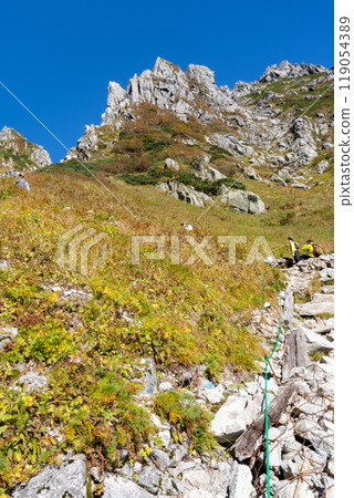 攀登千疊敷彎道八丁坂，眺望前方的登山客和尖銳的岩石山峰。 119054389