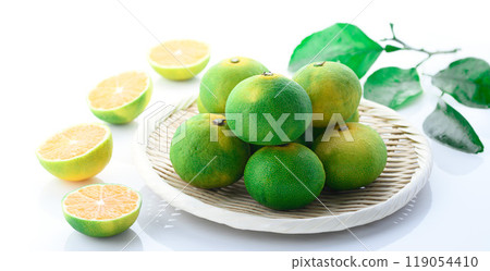 Mandarin oranges (early mandarin oranges) on white background Mandarin oranges (early mandarin oranges) on white background 119054410