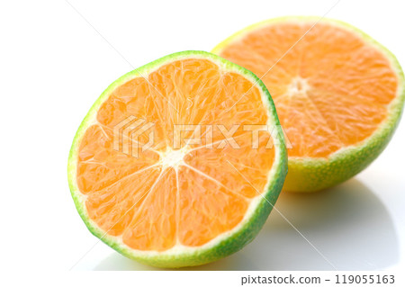 Mandarin oranges (early mandarin oranges) close-up on white background 119055163