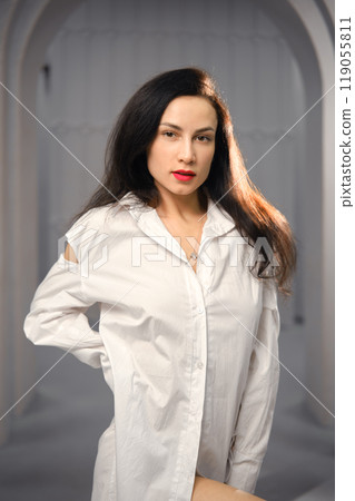 Casual portrait of beautiful woman with brown hair 119055811