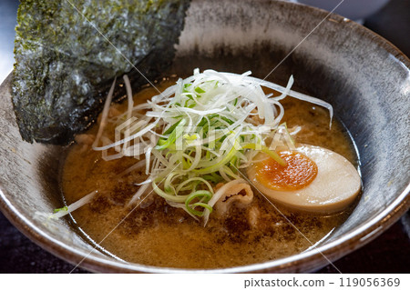 五味八珍著名的蔥拉麵－脆蔥、水煮蛋、海苔、叉燒、醬油味 119056369