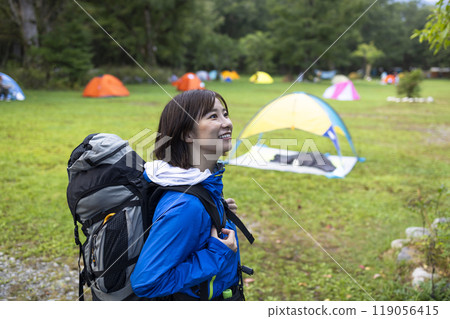 睡覺在帳篷裡的山女孩 119056415