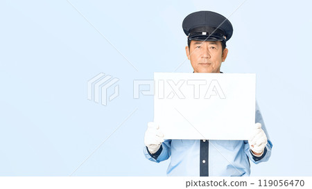 顯示留言板的男性保安 119056470