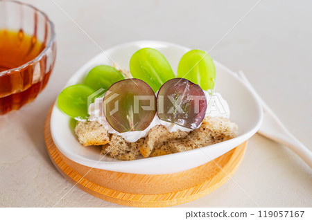 Coffee rice flour chiffon cake with fruit Coffee rice flour chiffon cake with fruit 119057167