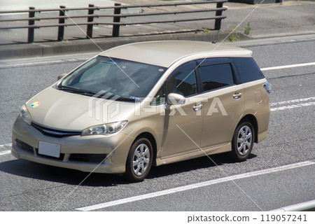 一輛箱式汽車小型貨車道路駕駛 一輛箱式汽車小型貨車道路駕駛 119057241