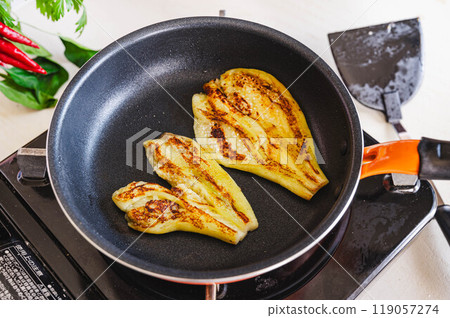 將茄子鋪在瓦斯爐上烤 119057274