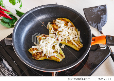 用磨碎的起司烤茄子 用磨碎的起司烤茄子 119057275
