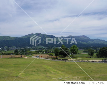 從熊本縣南阿蘇村眺望阿蘇五山 從熊本縣南阿蘇村眺望阿蘇五山 119057492