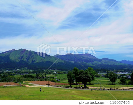 從熊本縣南阿蘇村眺望阿蘇五山 從熊本縣南阿蘇村眺望阿蘇五山 119057495