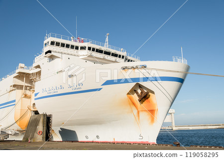 [停泊在大洗港的向日葵富良野前的匝道] 119058295