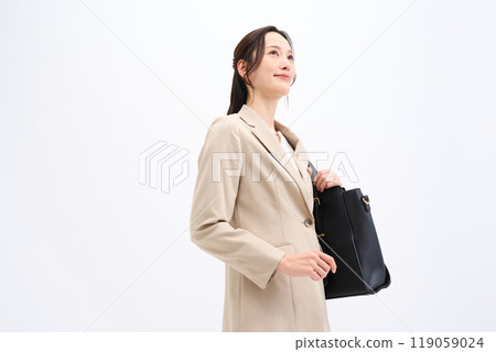 提著商務包的女商人 提著商務包的女商人 119059024