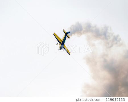 Aerobatic propeller plane 119059133