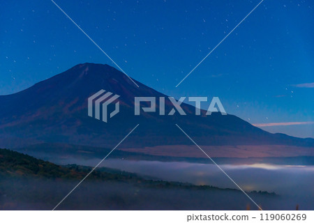 [Yamanashi Prefecture] A view of the sea of clouds over the lake and Mt. Fuji from Lake Yamanaka Panorama Deck late at night 119060269