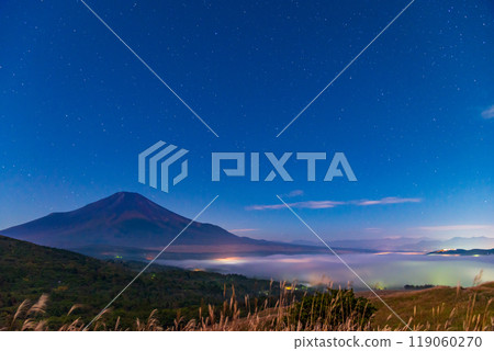 [Yamanashi Prefecture] A view of the sea of clouds over the lake and Mt. Fuji from Lake Yamanaka Panorama Deck late at night 119060270