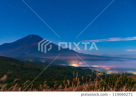 【山梨縣】深夜從山中湖全景平台看到湖上的雲海和富士山 119060271