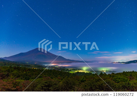 [Yamanashi Prefecture] A view of the sea of clouds over the lake and Mt. Fuji from Lake Yamanaka Panorama Deck late at night 119060272