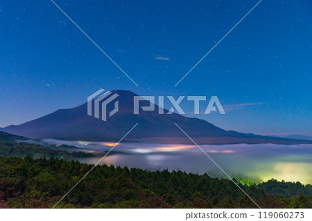 [Yamanashi Prefecture] A view of the sea of clouds over the lake and Mt. Fuji from Lake Yamanaka Panorama Deck late at night 119060273