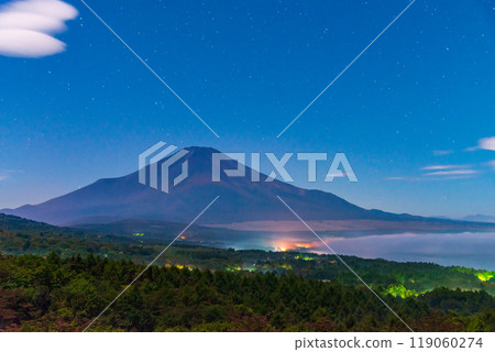 [Yamanashi Prefecture] A view of the sea of clouds over the lake and Mt. Fuji from Lake Yamanaka Panorama Deck late at night 119060274