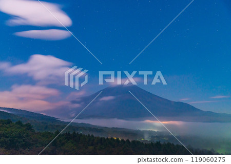 [Yamanashi Prefecture] A view of the sea of clouds over the lake and Mt. Fuji from Lake Yamanaka Panorama Deck late at night 119060275
