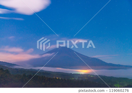 [Yamanashi Prefecture] A view of the sea of clouds over the lake and Mt. Fuji from Lake Yamanaka Panorama Deck late at night 119060276