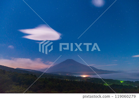 [Yamanashi Prefecture] A view of the sea of clouds over the lake and Mt. Fuji from Lake Yamanaka Panorama Deck late at night 119060279