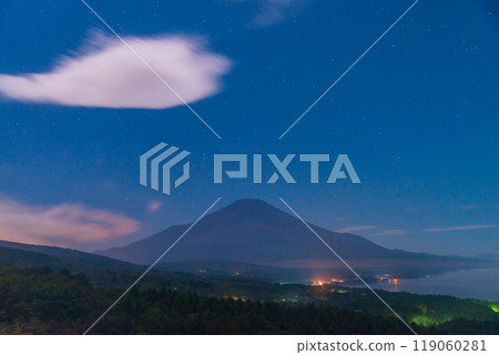 【山梨縣】深夜從山中湖全景平台看到湖上的雲海和富士山 119060281