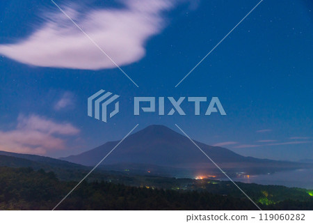 【山梨縣】深夜從山中湖全景平台看到湖上的雲海和富士山 【山梨縣】深夜從山中湖全景平台看到湖上的雲海和富士山 119060282