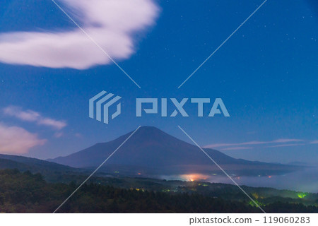 【山梨縣】深夜從山中湖全景平台看到湖上的雲海和富士山 119060283