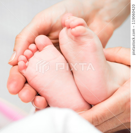 baby's feet 119060420