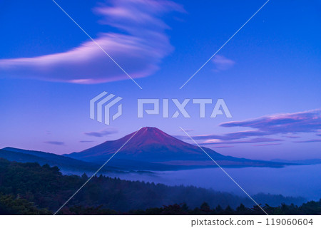 [Yamanashi Prefecture] A view of the sea of clouds over the lake and Mt. Fuji from Lake Yamanaka Panorama Deck at dawn 119060604