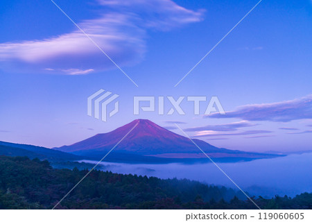 [Yamanashi Prefecture] A view of the sea of clouds over the lake and Mt. Fuji from Lake Yamanaka Panorama Deck at dawn 119060605